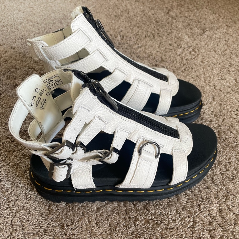 Dr. Martens white Olsen Sandels